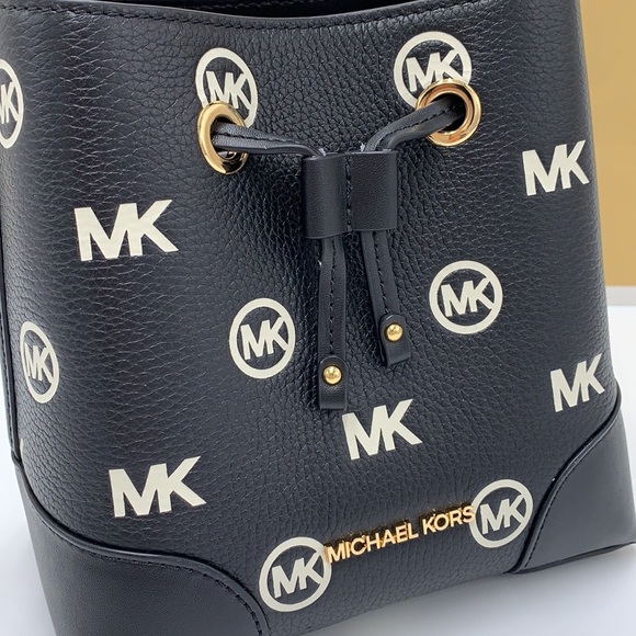 MICHAEL KORS
Mercer Small Logo Embossed Leather
Bucket Bag
COLOR BLACK - Picture 11 of 15